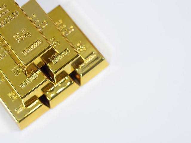 如何评估黄金的市场价值？其价值波动与什么相关？